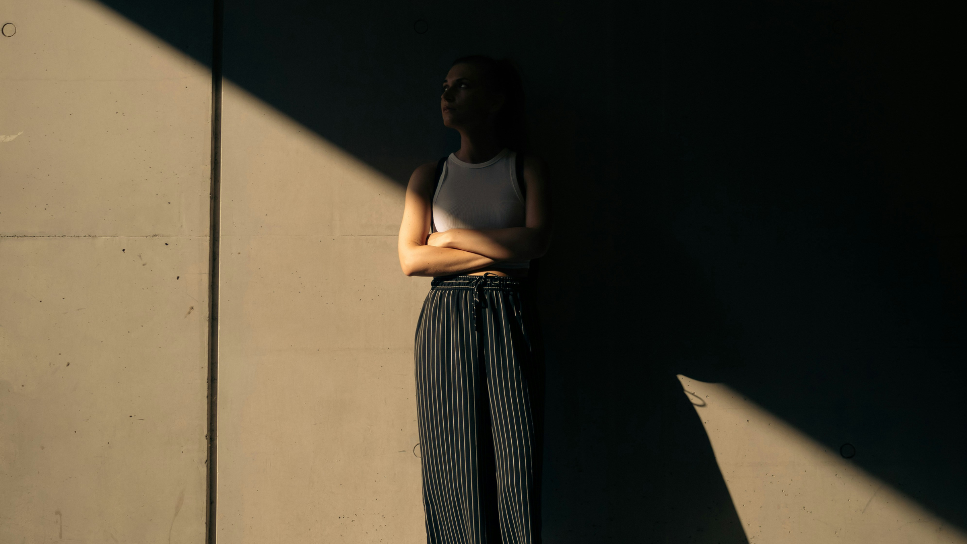 foto di una ragazza in un cono di luce e in un cono d'ombra