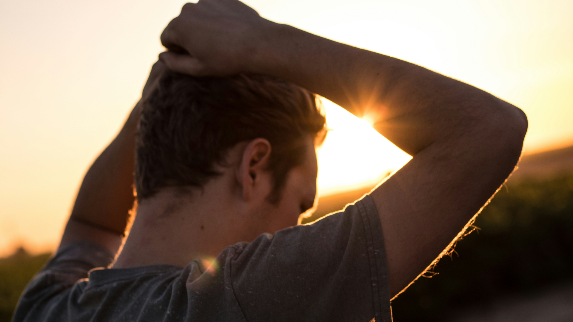 Foto di un ragazzo davanti al sole