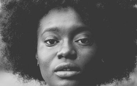 Ritratto fotografico di una donna afrodiscedente